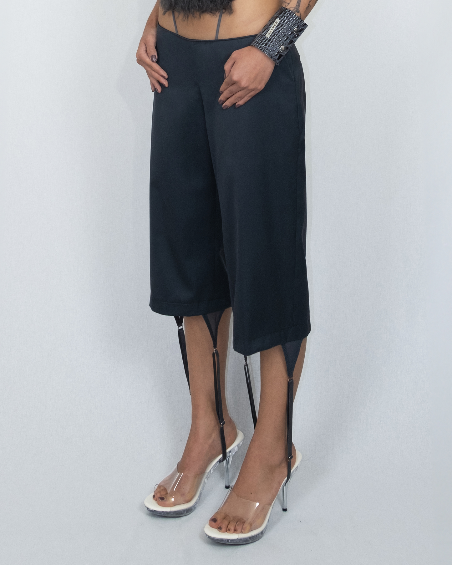 Stringed low-waisted shorts